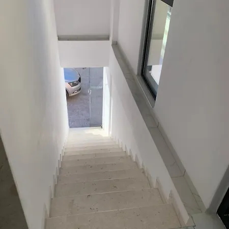 Leon Private Тирана
